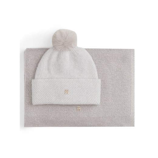 Tommy Hilfiger Zestaw Szalik i Czapka Pom Pom AW0AW17995 Beżowy - id: 0000305370143 - marki Tommy Hilfiger - 186795573 Tommy Hilfiger Zestaw Szalik i Czapka Pom Pom AW0AW17995 Beżowy ze sklepu MODIVO w kategorii Czapki zimowe damskie - zdjęcie 186795573