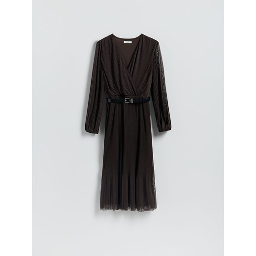 Reserved - Plisowana sukienka z paskiem - ciemnobrązowy ze sklepu Reserved w kategorii Sukienki - zdjęcie 186796913