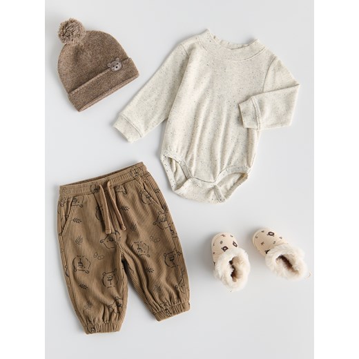 Reserved - Sztruksowe spodnie z nadrukiem - brązowy ze sklepu Reserved w kategorii Spodnie i półśpiochy - zdjęcie 186797754