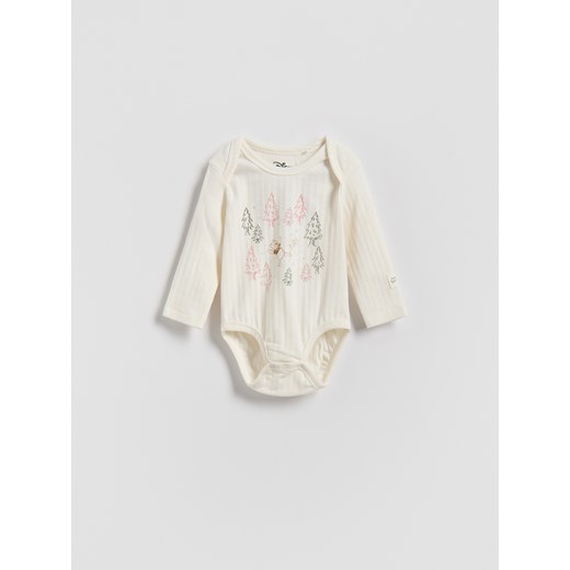 Reserved - Bawełniane body Kubuś Puchatek - złamana biel - id: 813HD-01X - marki Reserved - 186797962 Reserved - Bawełniane body Kubuś Puchatek - złamana biel ze sklepu Reserved w kategorii Body niemowlęce - zdjęcie 186797962