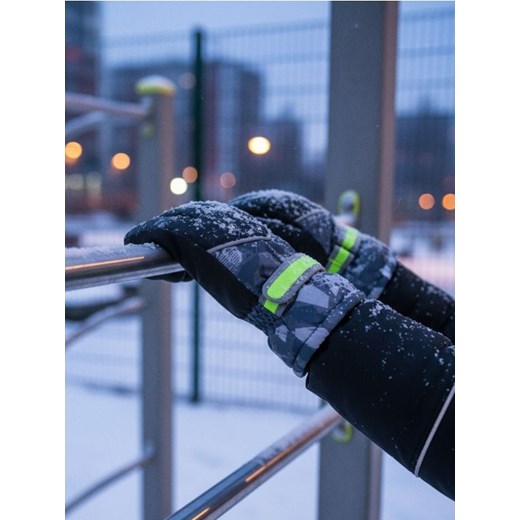Sinsay - Rękawiczki wodoodporne z polarem i odblaskowym paskiem - czarny ze sklepu Sinsay w kategorii Rękawiczki dziecięce - zdjęcie 186799153