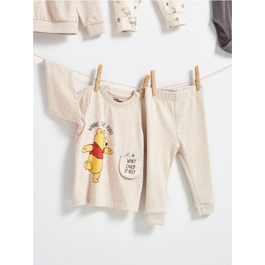 Sinsay - Komplet: bluza i legginsy Winnie the Pooh - kremowy - id: 942FW-01M - marki Sinsay - 186799304 Sinsay - Komplet: bluza i legginsy Winnie the Pooh - kremowy ze sklepu Sinsay w kategorii Odzież dla niemowląt - zdjęcie 186799304