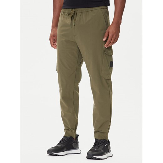 BOSS Spodnie materiałowe T_Urbanex-Cargolight 50508339 Zielony Tapered Fit ze sklepu MODIVO w kategorii Spodnie męskie - zdjęcie 186806223