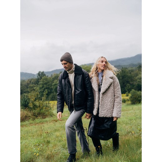 Reserved - Kurtka ze sztucznego baranka - kremowy - id: 693AY-02X - marki Reserved - 186807412 Reserved - Kurtka ze sztucznego baranka - kremowy ze sklepu Reserved w kategorii Futra damskie - zdjęcie 186807412