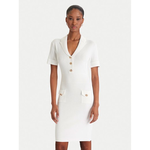 Guess Sukienka dzianinowa W5YK29 Z0130 Biały Slim Fit ze sklepu MODIVO w kategorii Sukienki - zdjęcie 186811063