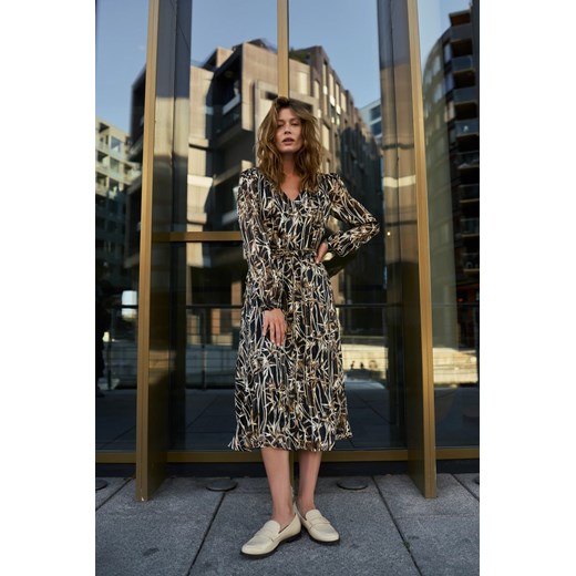 Sukienka w roślinny wzór z paskiem czarna ze sklepu Moodo.pl w kategorii Sukienki - zdjęcie 186812543