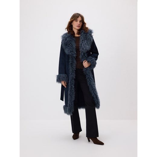 Reserved - Płaszcz z imitacji zamszu i futra - granatowy ze sklepu Reserved w kategorii Płaszcze damskie - zdjęcie 186816223