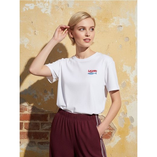 Sinsay - Bawełniana koszulka z nadrukiem wakacyjnym Lisbon - biały ze sklepu Sinsay w kategorii Bluzki damskie - zdjęcie 186817882