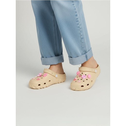 Sinsay - Chodaki z paskiem na pięcie z aplikacjami 3D - kremowy ze sklepu Sinsay w kategorii Klapki damskie - zdjęcie 186817983