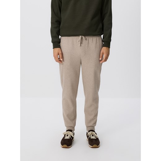 Reserved - Spodnie dresowe regular fit - beżowy ze sklepu Reserved w kategorii Spodnie męskie - zdjęcie 187042082