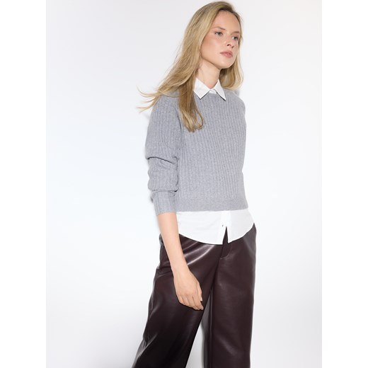 Mohito - Szar sweter z wszytą koszulą - szary - id: 555EQ-09X - marki Mohito - 187188781 Mohito - Szar sweter z wszytą koszulą - szary ze sklepu Mohito w kategorii Swetry damskie - zdjęcie 187188781