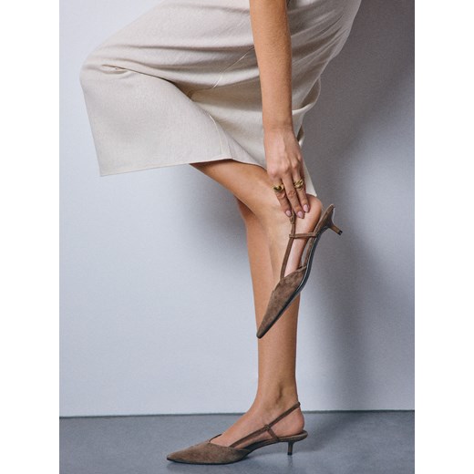 Mohito - Zamszowe czółenka na szpilce - brązowy ze sklepu Mohito w kategorii Czółenka - zdjęcie 187191261