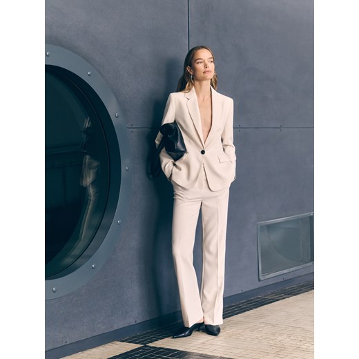 Reserved - Spodnie flare z kantem - złamana biel ze sklepu Reserved w kategorii Spodnie damskie - zdjęcie 187196341