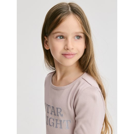 Reserved - Prążkowana bluzka z aplikacją - fioletowy ze sklepu Reserved w kategorii Bluzki dziewczęce - zdjęcie 187196371