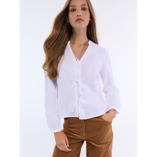 Mohito - Bluzka z wiązaniami z przodu - biały ze sklepu Mohito w kategorii Koszule damskie - zdjęcie 187207603