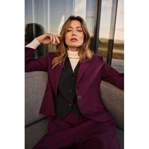 Krótka marynarka burgundowa ze sklepu Moodo.pl w kategorii Marynarki damskie - zdjęcie 187208871