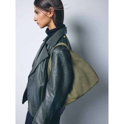 Mohito - Zamszowa torebka - oliwkowy - id: 933GD-91X - marki Mohito - 187218993 Mohito - Zamszowa torebka - oliwkowy ze sklepu Mohito w kategorii Torby Shopper bag - zdjęcie 187218993