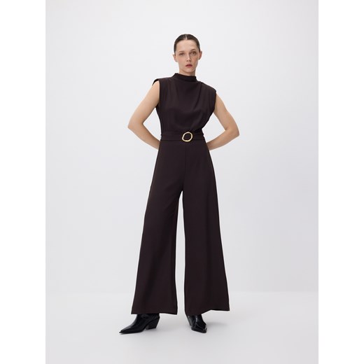 Reserved - Kombinezon z ozdobnym paskiem - ciemnobrązowy ze sklepu Reserved w kategorii Kombinezony damskie - zdjęcie 187219694