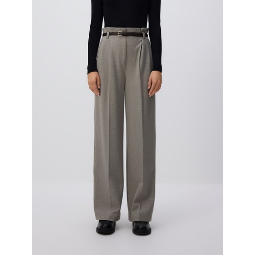 Reserved - Spodnie z paskiem - beżowy ze sklepu Reserved w kategorii Spodnie damskie - zdjęcie 187223313