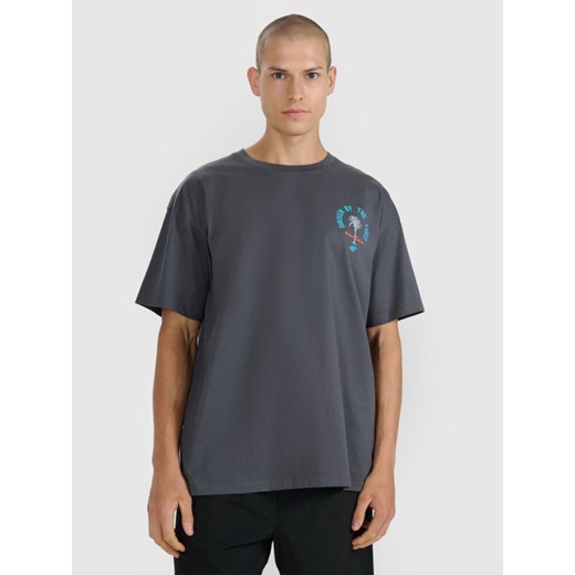 Męski t-shirt z nadrukiem oversize 4F 4FRSS25TTSHM2990 - szary - id: 291800 - marki 4F - 187226194 Męski t-shirt z nadrukiem oversize 4F 4FRSS25TTSHM2990 - szary ze sklepu Sportstylestory.com w kategorii T-shirty męskie - zdjęcie 187226194