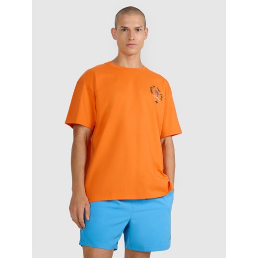 Męski t-shirt z nadrukiem oversize 4F 4FRSS25TTSHM2990 - pomarańczowy - id: 291799 - marki 4F - 187226203 Męski t-shirt z nadrukiem oversize 4F 4FRSS25TTSHM2990 - pomarańczowy ze sklepu Sportstylestory.com w kategorii T-shirty męskie - zdjęcie 187226203