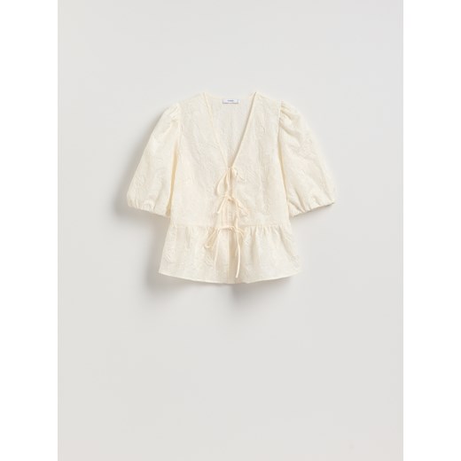 Reserved - Bluzka z wiązaniami - kremowy - id: 418HN-02X - marki Reserved - 187235230 Reserved - Bluzka z wiązaniami - kremowy ze sklepu Reserved w kategorii Bluzki damskie - zdjęcie 187235230