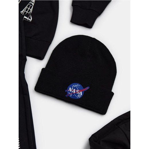 Sinsay - Czapka beanie NASA - czarny - id: 396GG-99X - marki Sinsay - 187239203 Sinsay - Czapka beanie NASA - czarny ze sklepu Sinsay w kategorii Czapki zimowe męskie - zdjęcie 187239203