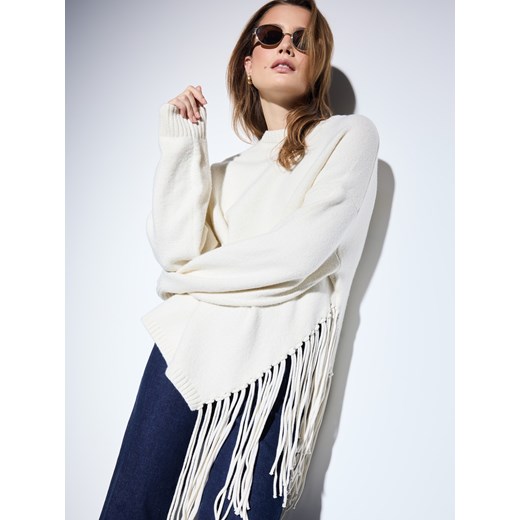 Mohito - Sweter z frędzlami - kremowy - id: 568EQ-01X - marki Mohito - 187241901 Mohito - Sweter z frędzlami - kremowy ze sklepu Mohito w kategorii Swetry damskie - zdjęcie 187241901