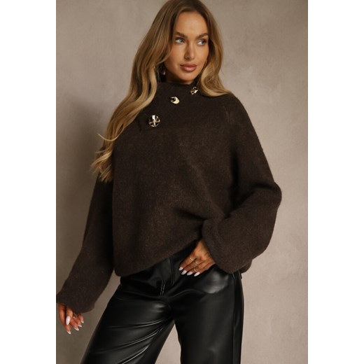 Brązowy Golf Oversize z Wełną Ozdobiony Guzikami Videsa - id: J9109-54-BROWN - marki Renee - 187244782 Brązowy Golf Oversize z Wełną Ozdobiony Guzikami Videsa ze sklepu renee.pl w kategorii Swetry damskie - zdjęcie 187244782