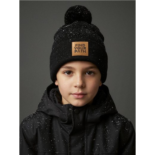 Sinsay - Czapka z pomponem i naszywką z imitacji skóry - czarny ze sklepu Sinsay w kategorii Czapki dziecięce - zdjęcie 187246080