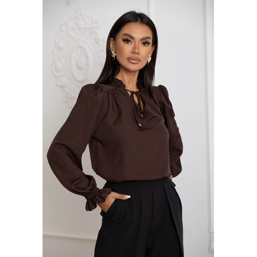 BLUZKA Z FALBANKĄ POD SZYJĄ I NA RĘKAWACH- CZEKOLADOWA - id: 20644 - marki Olika - 187249861 BLUZKA Z FALBANKĄ POD SZYJĄ I NA RĘKAWACH- CZEKOLADOWA ze sklepu olika.com.pl w kategorii Bluzki damskie - zdjęcie 187249861