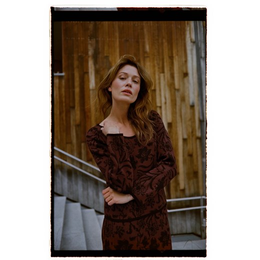 Sweter w roślinny wzór brązowy - id: 32278 - marki Moodo.pl - 187250432 Sweter w roślinny wzór brązowy ze sklepu Moodo.pl w kategorii Swetry damskie - zdjęcie 187250432