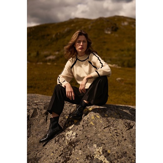 Sweter z półgolfem beżowy - id: 32268 - marki Moodo.pl - 187250470 Sweter z półgolfem beżowy ze sklepu Moodo.pl w kategorii Swetry damskie - zdjęcie 187250470