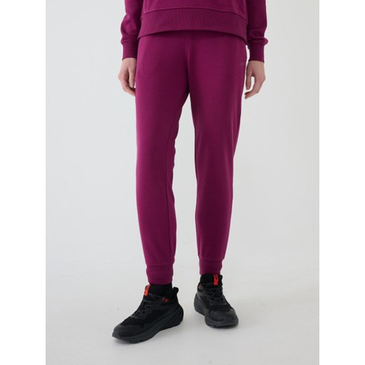 Damskie spodnie dresowe joggery 4F 4FWMM00TTROF1386 - fioletowe M Sportstylestory.com okazja