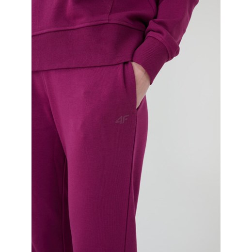 Damskie spodnie dresowe joggery 4F 4FWMM00TTROF1386 - fioletowe XS promocja Sportstylestory.com