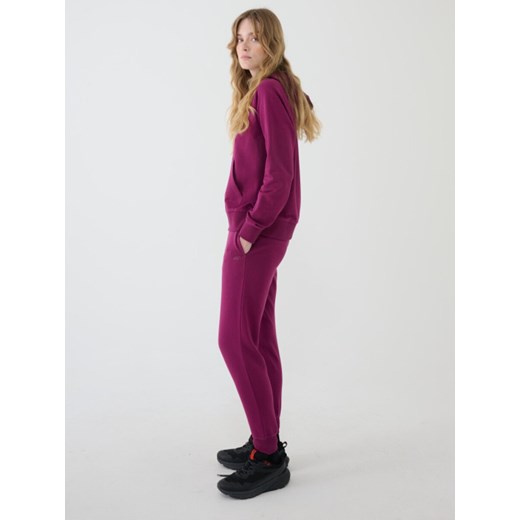 Damskie spodnie dresowe joggery 4F 4FWMM00TTROF1386 - fioletowe M wyprzedaż Sportstylestory.com