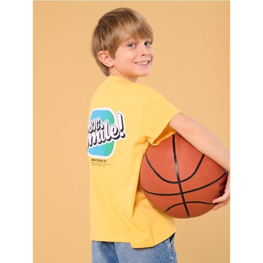 Sinsay - Koszulka z nadrukiem na plecach - żółty ze sklepu Sinsay w kategorii T-shirty chłopięce - zdjęcie 187259091