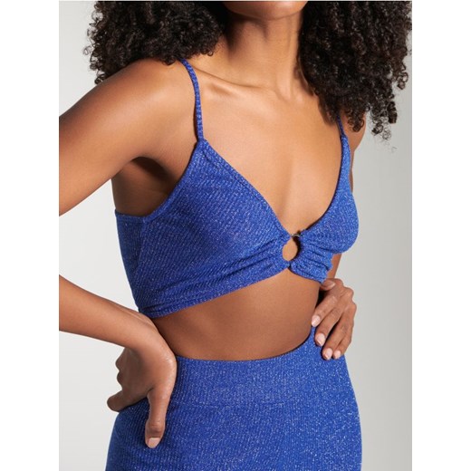 Sinsay - Prążkowana koszulka z połyskiem i pierścieniem na dekolcie - niebieski ze sklepu Sinsay w kategorii Bluzki damskie - zdjęcie 187259173