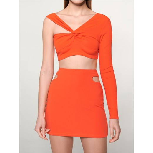 Sinsay - Asymetryczna prążkowana bluzka typu crop ze skręceniem przy dekolcie - pomarańczowy - id: 7871J-22X - marki Sinsay - 187266462 Sinsay - Asymetryczna prążkowana bluzka typu crop ze skręceniem przy dekolcie - pomarańczowy ze sklepu Sinsay w kategorii Bluzki damskie - zdjęcie 187266462