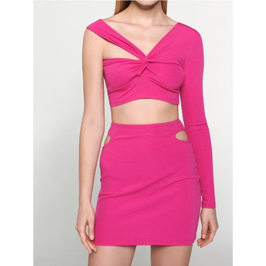 Sinsay - Asymetryczna prążkowana bluzka typu crop ze skręceniem przy dekolcie - różowy ze sklepu Sinsay w kategorii Bluzki damskie - zdjęcie 187266463