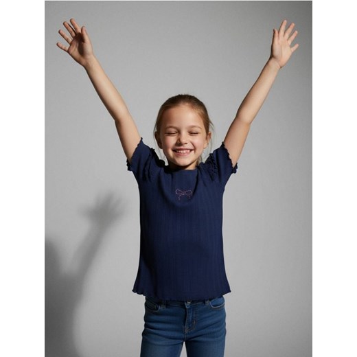 Sinsay - Koszulka z prążkowanej dzianiny zdobiona falbanami - granatowy ze sklepu Sinsay w kategorii Bluzki dziewczęce - zdjęcie 187266502