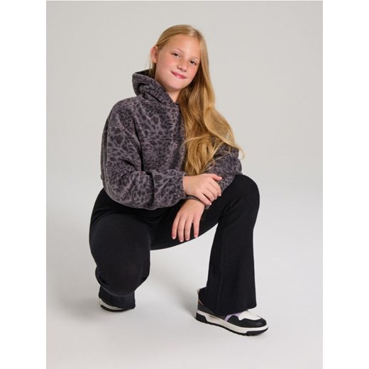 Sinsay - Polarowa bluza z kapturem z nadrukiem w panterkę - szary ze sklepu Sinsay w kategorii Bluzy dziewczęce - zdjęcie 187267743