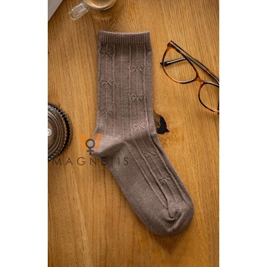 Brązowe skarpetki damskie z fakturowanym motywem YN-5039, Kolor brązowy, Rozmiar uniwersalny, Magnetis - id: 221685 - marki Magnetis - 187271640 Brązowe skarpetki damskie z fakturowanym motywem YN-5039, Kolor brązowy, Rozmiar uniwersalny, Magnetis ze sklepu Primodo w kategorii Skarpetki damskie - zdjęcie 187271640