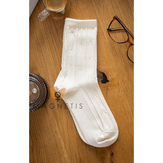 Kremowe skarpetki damskie z fakturowanym motywem YN-5039, Kolor kremowy, Rozmiar uniwersalny, Magnetis ze sklepu Primodo w kategorii Skarpetki damskie - zdjęcie 187271643