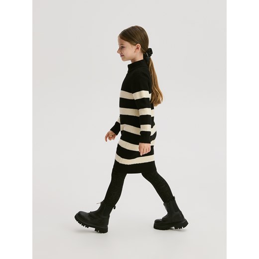 Reserved - Dzianinowa sukienka w paski - wielobarwny ze sklepu Reserved w kategorii Swetry dziewczęce - zdjęcie 187275572