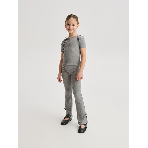 Reserved - Prążkowana bluzka z kokardkami - jasnoszary Reserved 146 (10 lat) Reserved