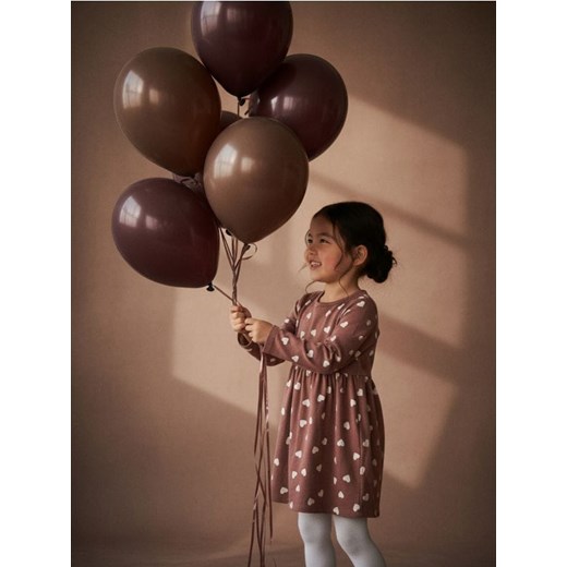 Sinsay - Sukienka dresowa ze wzorem w serca - brązowy ze sklepu Sinsay w kategorii Sukienki dziewczęce - zdjęcie 187276272