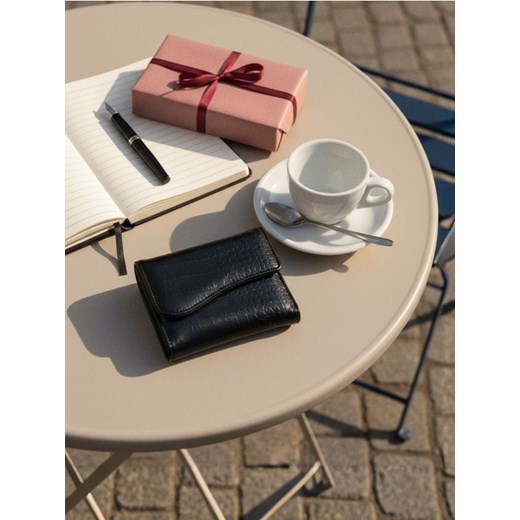 Sinsay - Czarny portfel z imitacji skóry krokodyla - czarny - id: 919EJ-99X - marki Sinsay - 187276381 Sinsay - Czarny portfel z imitacji skóry krokodyla - czarny ze sklepu Sinsay w kategorii Portfele damskie - zdjęcie 187276381