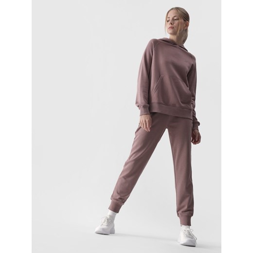 Damskie spodnie dresowe joggery 4F 4FWMM00TTROF0945 - beżowe - id: 345503 - marki 4F - 187277382 Damskie spodnie dresowe joggery 4F 4FWMM00TTROF0945 - beżowe ze sklepu Sportstylestory.com w kategorii Spodnie damskie - zdjęcie 187277382