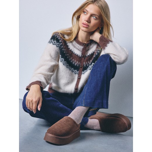 Mohito - Zamszowe ocieplane mule - ciemnobrązowy - id: 104II-89X - marki Mohito - 187279242 Mohito - Zamszowe ocieplane mule - ciemnobrązowy ze sklepu Mohito w kategorii Kapcie damskie - zdjęcie 187279242